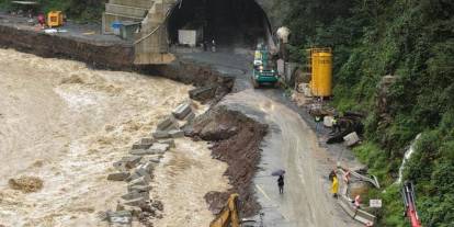 Rize'de heyelanın izleri siliniyor