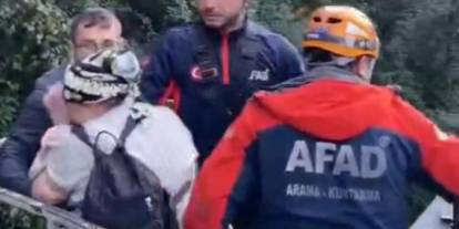 Rize'de heyelan nedeniyle mahsur kalan hastaları AFAD kurtardı