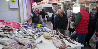 Balık tezgahlarına giden vatandaşlar şaşkına döndü
