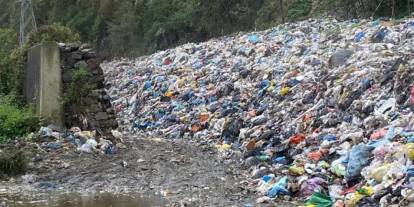 Karadeniz ilinde sahildeki çöp dağları tepki topluyor! Çözüm için Trabzon'u örnek gösterdiler