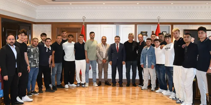 baskan-gencten-trabzonspor-u19-takimi-oyuncularina-hediye-1.webp