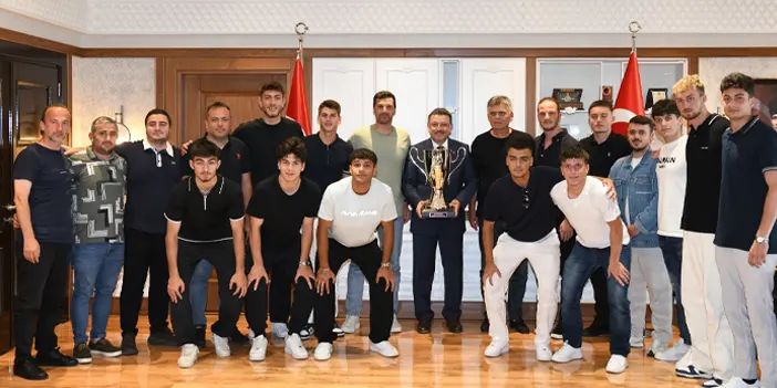 baskan-gencten-trabzonspor-u19-takimi-oyuncularina-hediye-2.webp