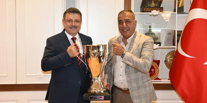 baskan-gencten-trabzonspor-u19-takimi-oyuncularina-hediye-3.webp