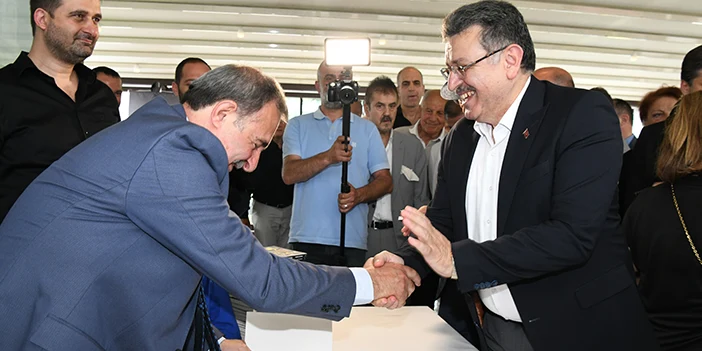 nevzat-sakar-trabzon-kuyumcular-tarihi-ve-portreler-kitabini-imzaladi-3.webp