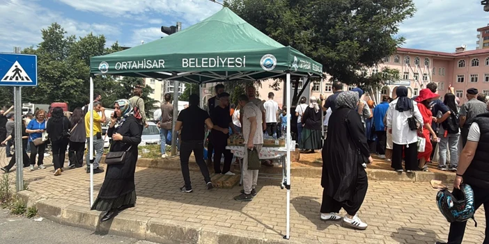 ortahisar-belediyesi-trabzonda-ikram-stantlari-kurdu-3-001.webp