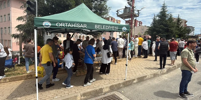 ortahisar-belediyesi-trabzonda-ikram-stantlari-kurdu-4.webp