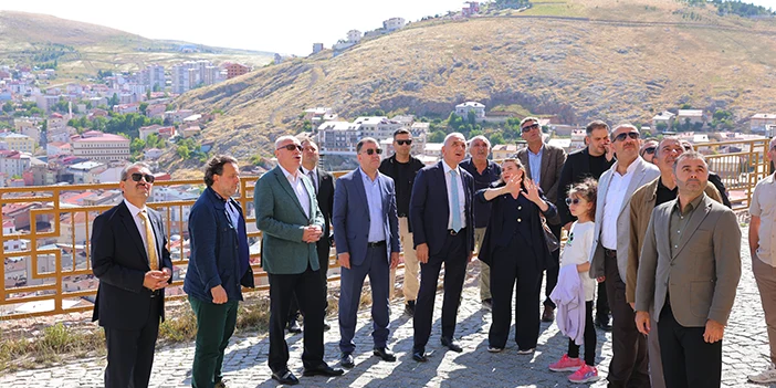 vali-eldivan-misafirlerini-bayburt-kalesinde-agirladi-1.webp
