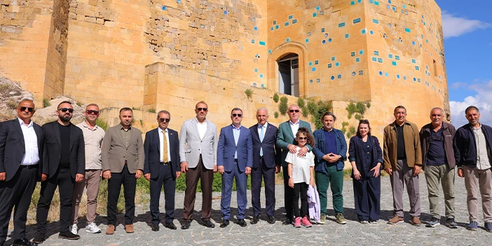 vali-eldivan-misafirlerini-bayburt-kalesinde-agirladi-2.webp