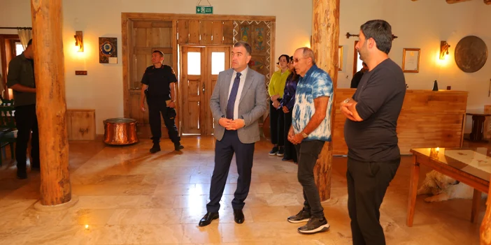 vali-eldivndan-kenan-yavuz-etnografya-muzesine-ziyaret.webp