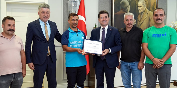 baskan-kaya-ornek-davranis-sergileyen-personele-tesekkur-belgesi-verdi-001.jpg