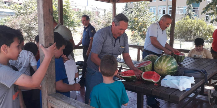 miniklere-karpuz-ikrami-3.jpg