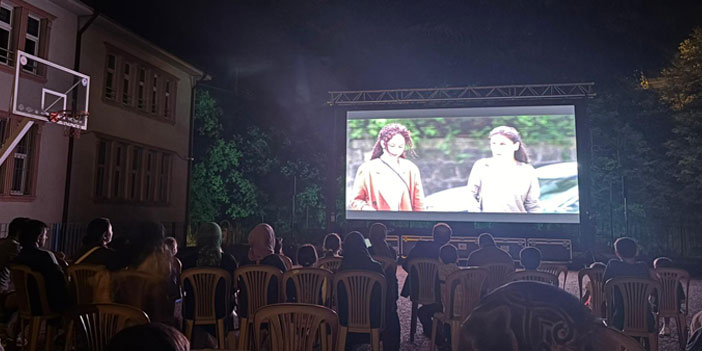 trabzonda-yazlik-sinema-keyfi-deva-mediyor44.jpg