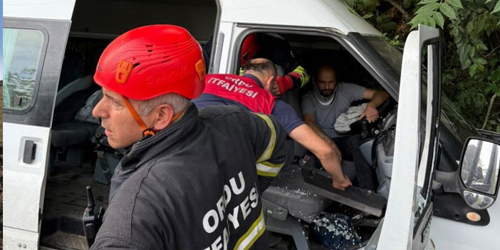 orduda-minibus-otomobil-ile-carpisti-13-yarali.jpg