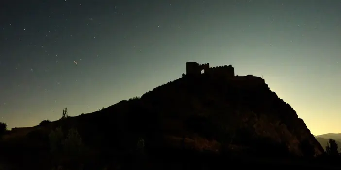 gumushane-kov-kalesinde-perseid-meteor-yagmuru-buyuledi-2.webp