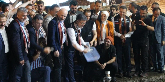 bakan-yumakli-konustu-3.webp