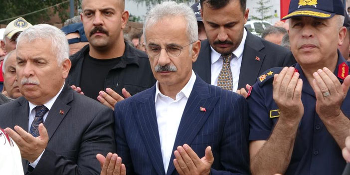 bakan-uraloglu-aci-haber-sonrasi-trabzonda.jpg