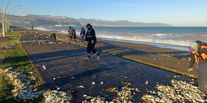 trabzon-sahili-atiklarla-doldu-2.webp