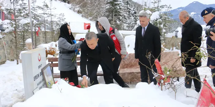 sehit-eren-bulbul-mezarina-ziyaret-2.webp